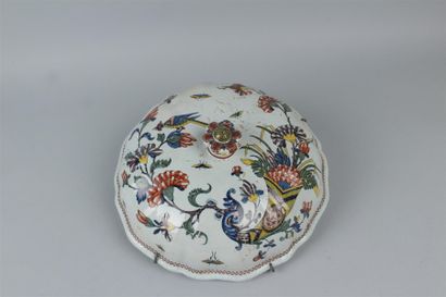 null ROUEN. Couvercle rond de soupière à bord contourné décoré en polychromie de...