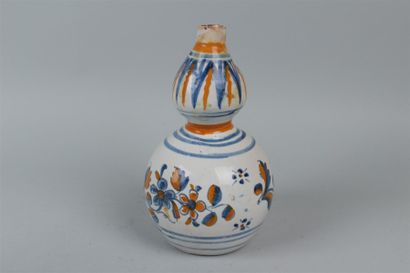 null NEVERS. Vase double gourde en faïence à décor polychrome de fleurs. XVIII°siècle.

H...