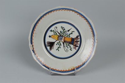 null NEVERS. Assiette à bord contourné en faïence à décor polychrome dans un médaillon...