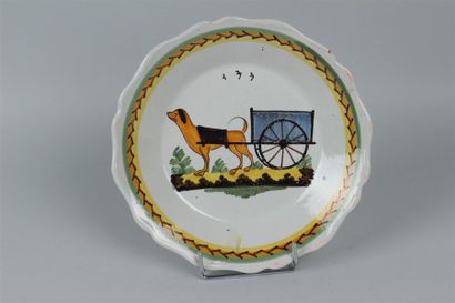 null NEVERS : Assiette à bord contourné à décor polychrome d'un chien tirant un attelage....