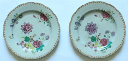 null CHINE de commande - Deux assiettes à décor floral polychrome. XVIIIe siècle....