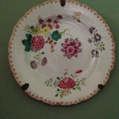null CHINE de commande - Deux assiettes à décor floral polychrome. XVIIIe siècle....