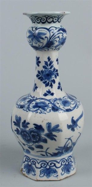 null DELFT - Vase à long col à décor floral en camaïeu bleu. Vers 1800. H. 22 cm....