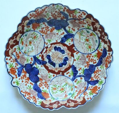 null BAYEUX ou JAPON - Jatte polylobée à décor polychrome "Imari". XIXe siècle. D....