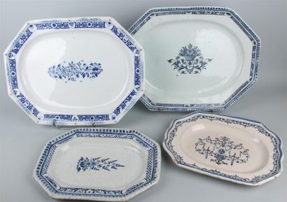 null NORD et ROUEN - Quatre plats octogonaux à décor en camaïeu bleu de fleurs, panier...