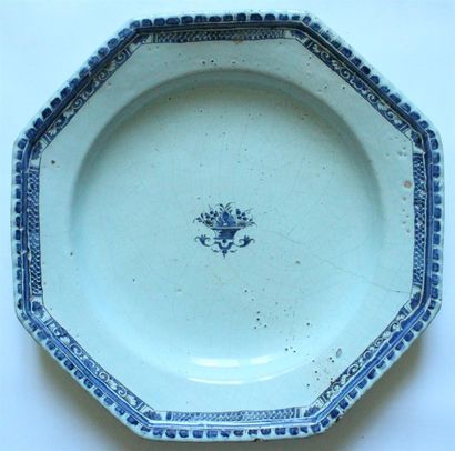 null ROUEN - Plat octogonal à décor blanc bleu d'un panier au centre. XIXe siècle....
