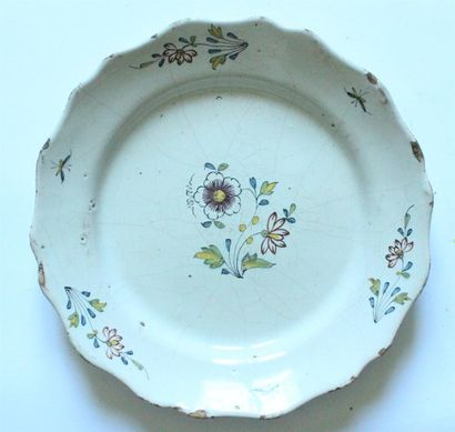 null ROUEN ou NORD - Assiette à décor floral polychrome. XVIIIe siècle. D. 22 cm....