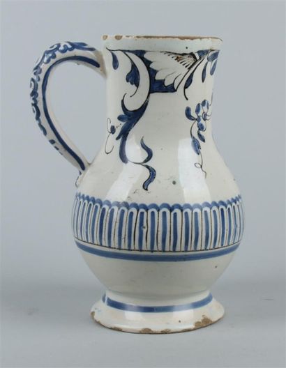 null ROUEN - Pichet à décor en camaïeu bleu. XVIIIe siècle. Egrenures. H. 19 cm....