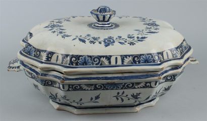 null ROUEN - Soupière couverte à décor floral en camaïeu bleu. XVIIIe siècle. H....