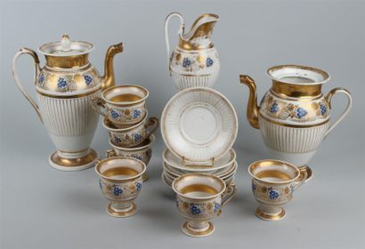 null PARIS - Service à thé café en porcelaine blanche à décor bleu et or comprenant...