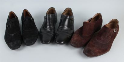 null LOUIS VUITTON Trois paires de souliers à boucles en cuir noir, veau velours...