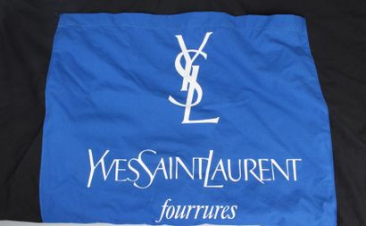 null YVES SAINT LAURENT Fourrures Housse en tissus noir et bleu. 