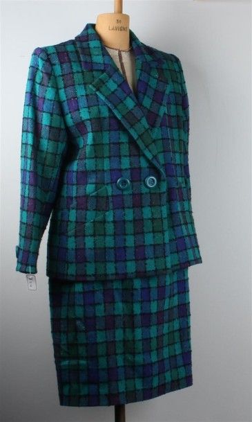 null YVES SAINT LAURENT Tailleur veste et jupe en laine de couleur verte à carreaux...