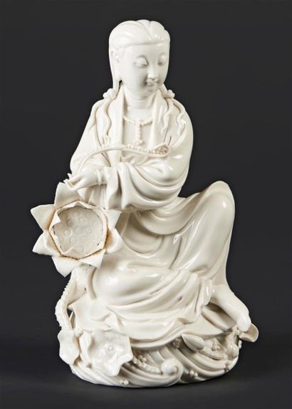 null CHINE - Figure de Guanyin en blanc de Chine, assise, tenant un sceptre ruyi...