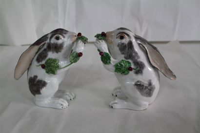 null MEISSEN ou DRESDE - Deux sujets figurant des lapins en porcelaine émaillée à...