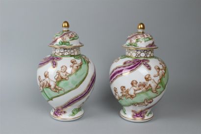 null .ALLEMAGNE, Paire de vases couverts en porcelaine à décor polychrome tournant...