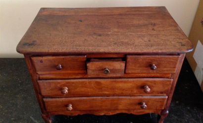 null COMMODE miniature en bois naturel dans le style des meubles régionaux du XVIIIe...