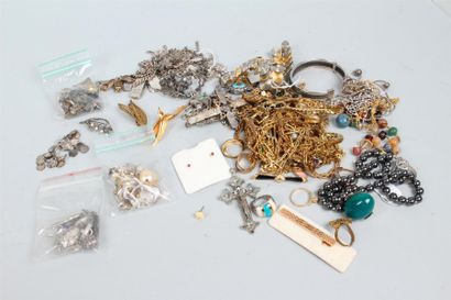 null IMPORTANT ENSEMBLE de bijoux fantaisies en métal argenté et doré comprenant...