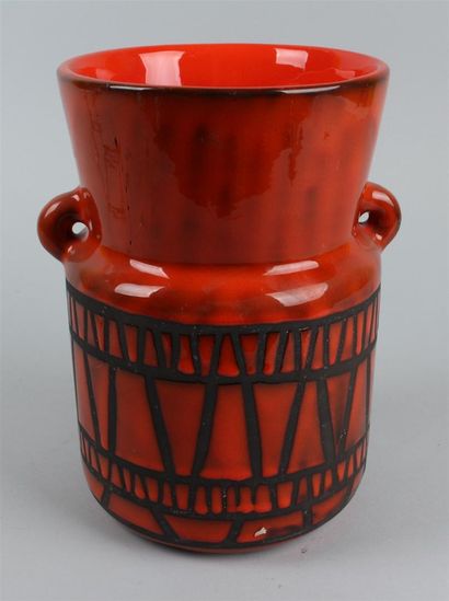 null CAPRON - Vase à col légèrement resseré, deux petites anses latérales, à décor...
