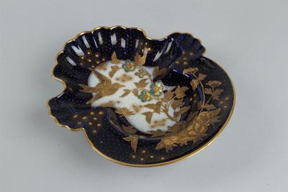 null Ernst WAHLISS - Coupe en porcelaine à contours polylobés, riche décor à l'or...