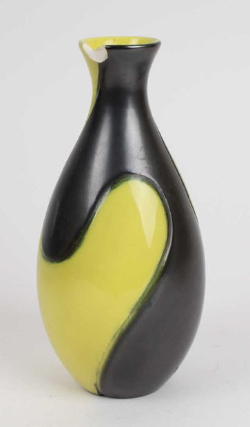 null ELCHINGER Vase balustre en céramique émaillée à décor de rayures verdâtre mouchetée...