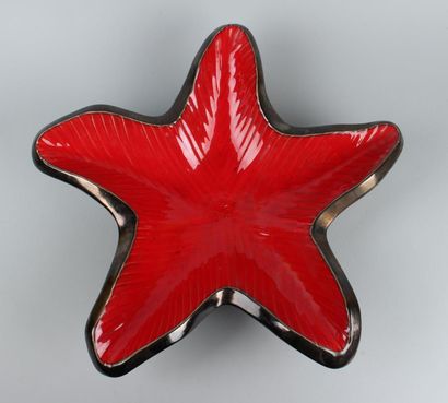 null ELCHINGER - Coupe en forme d'étoile à cinq branches en céramique émaillée rouge...