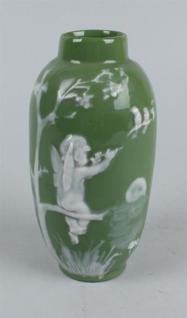 null ANONYME - Vase de forme ovoïde en porcelaine à décor en relief et en blanc d'un...