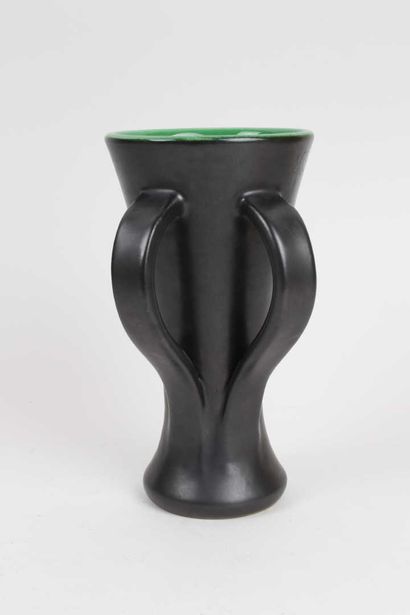null Pol CHAMBOST Vase de forme tronconique à base évasée à deux anses sur un côté...