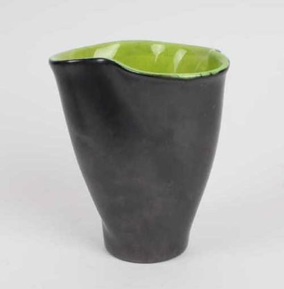 null ELCHINGER Petit vase trilobé en céramique émaillée noir métalisé et intérieur...