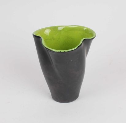 null ELCHINGER Petit vase trilobé en céramique émaillée noir métalisé et intérieur...