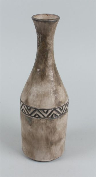 null FELIX CERAMIQUE - Vase bouteille en grès émaillé gris à décor d'une frise géométrique...
