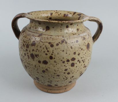 null ANONYME - Vase pansu à deux anses en grès, émaux beige, pyrites noires. Marqué...