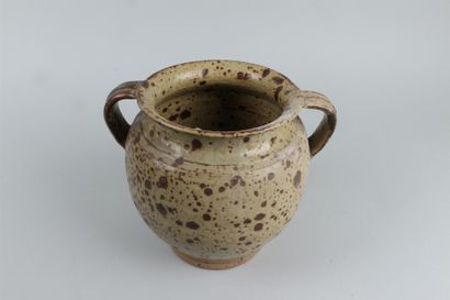 null ANONYME - Vase pansu à deux anses en grès, émaux beige, pyrites noires. Marqué...