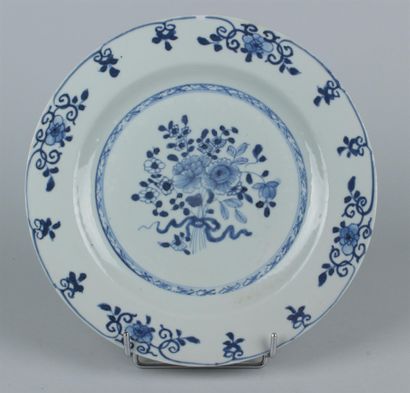 null CHINE - Assiette en porcelaine à décor en bleu sous couverte au centre d'un...