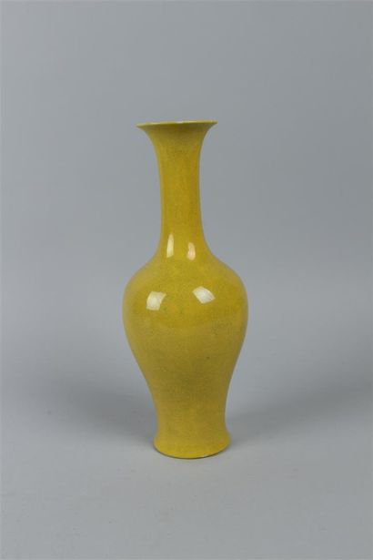 null CHINE. Vase balustre à long col en porcelaine émaillée jaune. XIX°siècle. 
H...