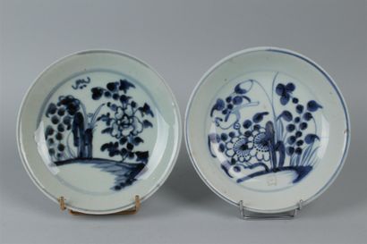 null CHINE. Deux coupelles dont une creuse décorées en camaïeu bleu de prunus. XIXème...