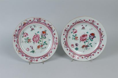 null CHINE. Deux assiettes en porcelaine à décor polychrome des émaux de la famille...