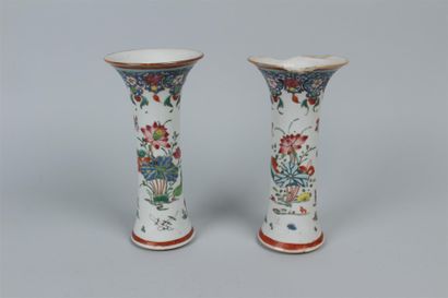 null CHINE - Compagnie des Indes. Deux petits vases cornet, à décor polychrome famille...