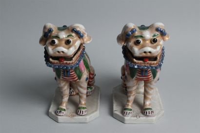 null CHINE ?
Deux statuettes de chien de Fô en porcelaine polychrome reposant sur...