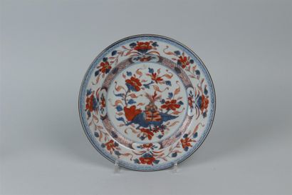 null CHINE. Assiette en porcelaine à décor bleu, rouge et or dit Imari de vases fleuris....