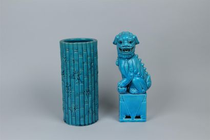 null CHINE. Pot à pinceau de forme rouleau en céramqique à décor émaillé turquoise...