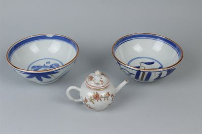 null CHINE. XVIIIe et XIXe siècles
Deux bols en porcelaine à décor en camaïeu bleu...