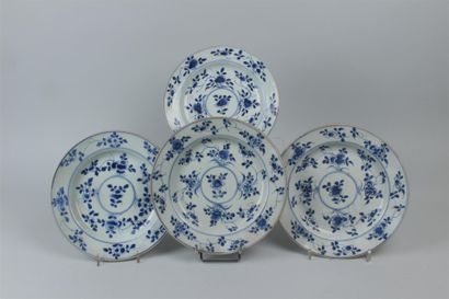null CHINE. Quatre assiettes à décor en camaïeu bleu de fleurs. XVIIIème siècle....