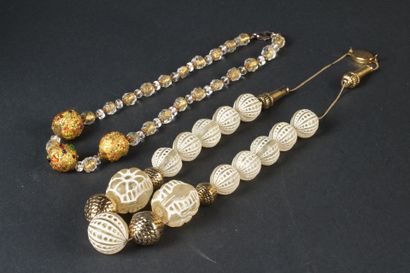 null ENSEMBLE comprenant un collier en perles de verre coloré et un collier de perles...