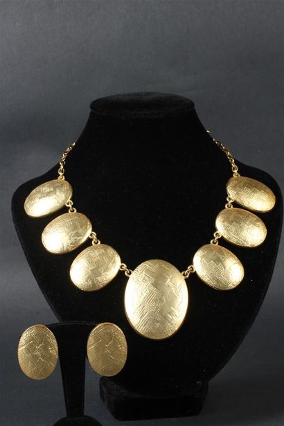 null PARURE en métal doré à motifs de pastilles ovales ornée d'un collier et d'une...