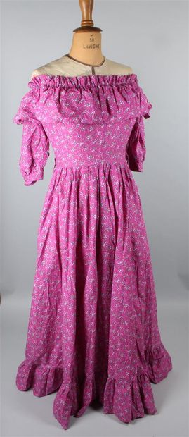 null LAURA ASHLEY 
Robe ample à froufrous en coton rose imprimé de pois. 