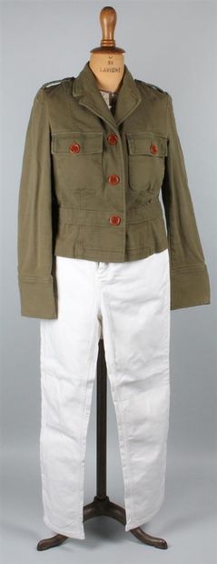 null DAREL, KOOKAI
Ensemble comprenant jean en coton blanc (T. 40) et veste courte...