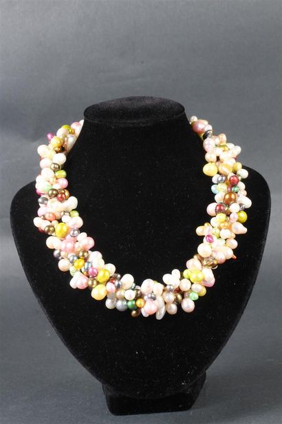 null COLLIER de perles multicolores sur trois rangs torsadés. Long.: 22 cm