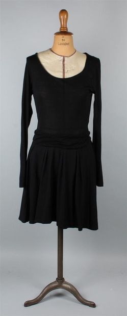 null MAJE
Robe noire en laine, le haut de la robe présente un décolleté rond, manches...