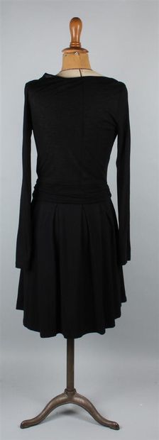 null MAJE
Robe noire en laine, le haut de la robe présente un décolleté rond, manches...